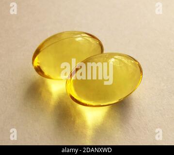 Deux capsules d'huile de poisson Omega 3 sur fond blanc Banque D'Images