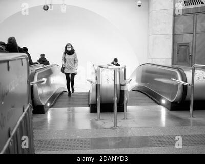 Moscou. Russie. 13 novembre 2020. Les passagers du métro prennent un escalier roulant depuis le métro. Sur les visages des personnes, masques médicaux de protection contre les virus Banque D'Images