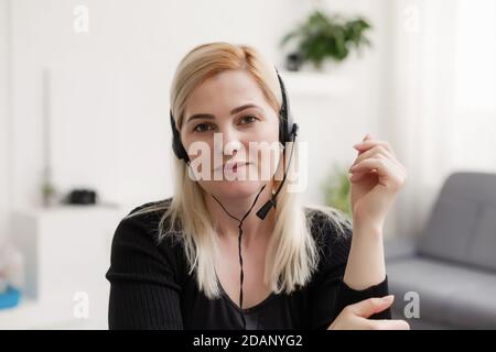 Femme d'affaires souriante regardant la caméra webcam faire la conférence téléphonique d'affaires, l'enregistrement vidéo blog, parler avec le client, interview de travail à distance, e Banque D'Images