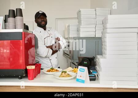 Cape Town, Afrique du Sud, novembre 2020 - Chef Mack Bouya, propriétaire du restaurant let's Cook, dans la dernière succursale qui a ouvert le 7 juillet 2020. Banque D'Images