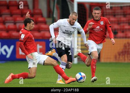 Crewe, Royaume-Uni. 14 novembre 2020. Joe Ward, de Peterborough United (M), est attaqué par Harry Pickering, de Crewe Alexandra (L). EFL Skybet football League One Match, Crewe Alexandra v Peterborough Utd au stade Alexandra de Crewe, Cheshire, le samedi 14 novembre 2020. Cette image ne peut être utilisée qu'à des fins éditoriales. Utilisation éditoriale uniquement, licence requise pour une utilisation commerciale. Aucune utilisation dans les Paris, les jeux ou les publications d'un seul club/ligue/joueur. photo par Steffan Bowen/Andrew Orchard sports photographie/Alay Live news crédit: Andrew Orchard sports photographie/Alay Live News Banque D'Images