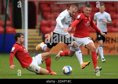 Joe Ward de Peterborough United (M) est abordé par Harry Pickering de Crewe Alexandra (L) et Oliver Finney de Crewe Alexandra (R). EFL Skybet football League One Match, Crewe Alexandra v Peterborough Utd au stade Alexandra de Crewe, Cheshire, le samedi 14 novembre 2020. Cette image ne peut être utilisée qu'à des fins éditoriales. Utilisation éditoriale uniquement, licence requise pour une utilisation commerciale. Pas d'utilisation dans les Paris, les jeux ou les publications d'un seul club/ligue/joueur. photo de Steffan Bowen/Andrew Orchard sports photographie/Alamy Live news Banque D'Images