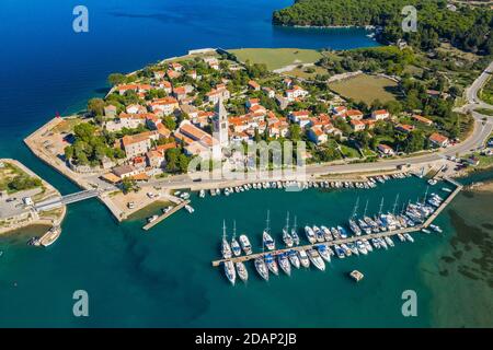 Vieille ville d'Osor entre les îles Cres et Losinj, Croatie, littoral et paysage marin en premier plan Banque D'Images