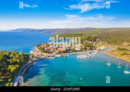 Vieille ville d'Osor entre les îles Cres et Losinj, Croatie, littoral et paysage marin en premier plan Banque D'Images