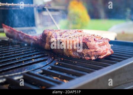 Barbecue Tomahawk Steak sur le grill Banque D'Images