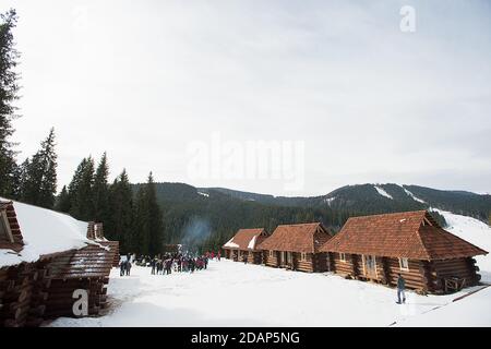 Maison de vacances en rondins de montagne dans la station de ski. L'hiver est magnifique Banque D'Images