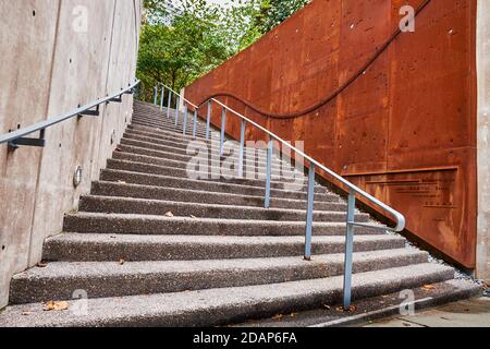 Escalier extérieur, moderne, en béton, urbain menant à un parc. Sur le côté droit, un métal, patine, art porté de la conception céleste. À Rosslyn, Arling Banque D'Images