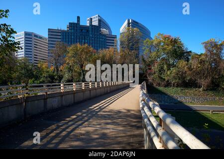 La passerelle piétonne qui surplombe George Washington parkway, en direction du centre-ville de Rosslyn. À Rosslyn, Arlington, Virginie. Banque D'Images