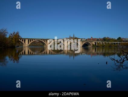 Vue sur le pont Francis Scott Key et Georgetown, de l'autre côté du fleuve Potomac. Depuis le parc Theodore Roosevelt. Banque D'Images