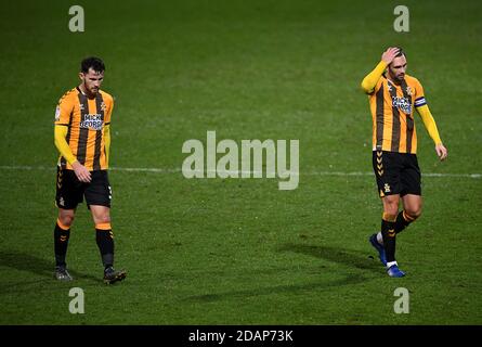 Jack Iredale (à gauche) et Greg Taylor de Cambridge United semblent être découragés après le coup de sifflet final lors du match Sky Bet League Two au stade Abbey, à Cambridge. Banque D'Images