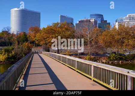 En regardant de nouveau depuis le pont piétonnier jusqu'à Theodore, Teddy Roosevelt Island Park au centre-ville de Rosslyn. À Rosslyn, Arlington, Virginie. Banque D'Images