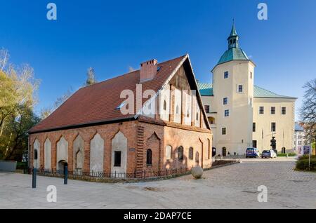 SLUPSK, PROVINCE DE POMÉRANIE, POLOGNE. Le moulin du château avec le château des Ducs de Poméranie en arrière-plan. Le Musée de la Pomerania moyenne. Banque D'Images