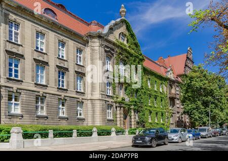 SZCZECIN, PROVINCE DE POMÉRANIE OCCIDENTALE, POLOGNE. Le bâtiment de l'Université maritime sur Wały CHrobrego (terrasses de Haken). Banque D'Images