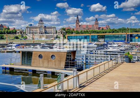 SZCZECIN, PROVINCE DE POMÉRANIE OCCIDENTALE, POLOGNE. Marina sur l'île de Lasztonia, vue lointaine sur la terrasse de Haken. Banque D'Images