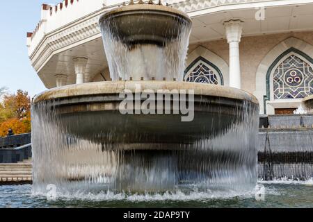 Tachkent, Ouzbékistan - 3 novembre 2019 : Fontaine devant le musée de l'Amir Timur à Tachkent. Banque D'Images