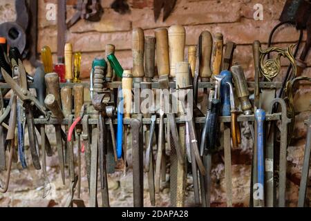 Outils vintage dans UN outil de cisaillement ou tournevis d'atelier, burin, brucelles, pinces, pinces à ciseaux, marteau, Banque D'Images