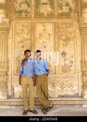 Inde, Rajasthan, Jodhpur. Les écoliers de Maha Mandir inutilisés. Les salles autour du temple sont des salles de classe. Temple a des sculptures yogiques en pierre complexes Banque D'Images