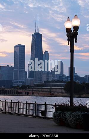 Horizon de Chicago avec lampadaire. Banque D'Images