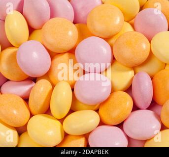 Bonbons Mentos dans le rose orange et le jaune Banque D'Images