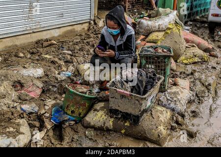 Rizal, Philippines. 14 novembre 2020. Un résident prend un repos pour récupérer ses effets après l'inondation provoquée par le typhon Vamco dans la province de Rizal, aux Philippines, le 14 novembre 2020. Le typhon Vamco a traversé l'île principale des Philippines, Luzon, de mercredi à jeudi, déclenchant des inondations soudaines et des glissements de terrain dans de nombreuses régions, laissant au moins 53 morts. Crédit: Rouelle Umali/Xinhua/Alamy Live News Banque D'Images