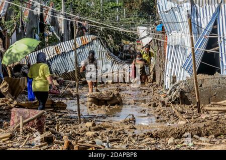 Rizal, Philippines. 14 novembre 2020. Les résidents portent leurs effets personnels récupérés de leurs maisons endommagées après l'inondation provoquée par le typhon Vamco dans la province de Rizal, aux Philippines, le 14 novembre 2020. Le typhon Vamco a traversé l'île principale des Philippines, Luzon, de mercredi à jeudi, déclenchant des inondations soudaines et des glissements de terrain dans de nombreuses régions, laissant au moins 53 morts. Crédit: Rouelle Umali/Xinhua/Alamy Live News Banque D'Images