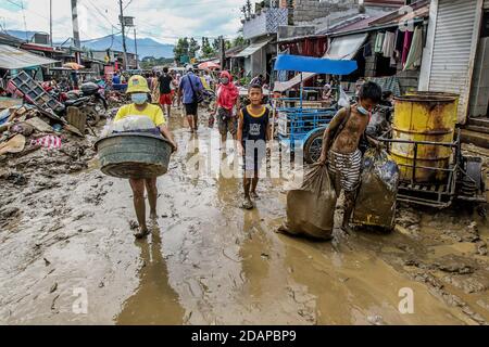 Rizal, Philippines. 14 novembre 2020. Les résidents portent leurs effets personnels récupérés des maisons endommagées après l'inondation provoquée par le typhon Vamco dans la province de Rizal, aux Philippines, le 14 novembre 2020. Le typhon Vamco a traversé l'île principale des Philippines, Luzon, de mercredi à jeudi, déclenchant des inondations soudaines et des glissements de terrain dans de nombreuses régions, laissant au moins 53 morts. Crédit: Rouelle Umali/Xinhua/Alamy Live News Banque D'Images
