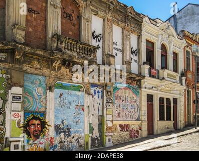 Rio de Janeiro, Brésil - 24 décembre 2008 : quartier pauvre de Santa Teresa. Graffiti coloré et sale représentant l'homme dans la rue Evarista da Veiga. CRU Banque D'Images