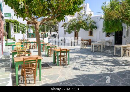 Folegandros, Grèce - 23 septembre 2020 : petite place avec église et restaurants à Chora sur l'île de Folegandros,. Cyclades, Grèce Banque D'Images