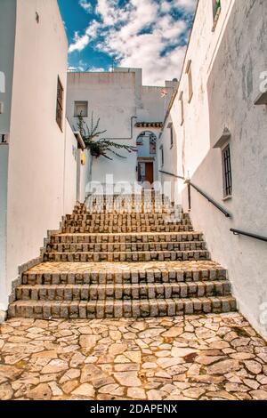 Rue pavée pittoresque à Vejer de la Frontera, province de Cadix, Andalousie, Espagne. Banque D'Images