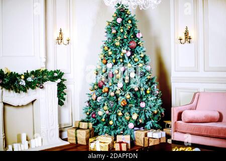 Arbre de Noël joliment décoré. Concept joyeux Noël et nouvel an Banque D'Images