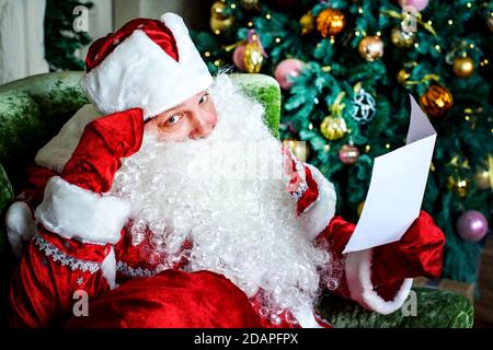 Portrait du Père Noël lisant les lettres de Noël Banque D'Images