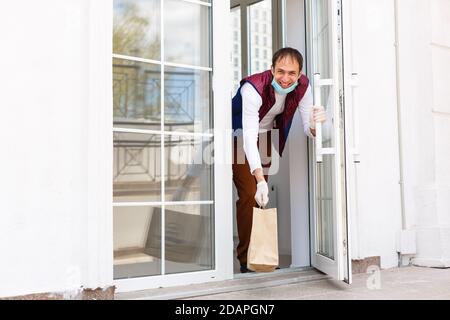 Service de livraison d'épicerie pour les personnes âgées en quarantaine à l'épidémie de Coronavirus de Covid-19 Banque D'Images