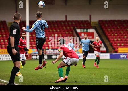 WALSALL, ANGLETERRE. 14 NOVEMBRE. Brandon Goodship de Southend United à la tête du ballon lors du match de la Sky Bet League 2 entre Walsall et Southend United au stade Banks, Walsall, le samedi 14 novembre 2020. (Crédit : James HolyOak | MI News) crédit : MI News & Sport /Alay Live News Banque D'Images