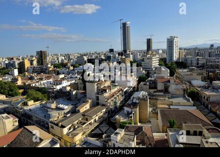 Vue sur le paysage urbain de Nicosie, vue sud-est avec des gratte-ciels modernes et la vieille ville de Chypre Banque D'Images