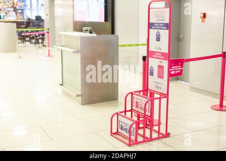 KIEV, UKRAINE - 31 décembre 2019: Wizzair Metallic porter sur le sizer de bagages Banque D'Images