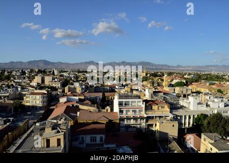 Vue sur le paysage urbain divisé de Nicosie, en direction du nord vers les montagnes de Nicosie (Lefkosia), Chypre Banque D'Images