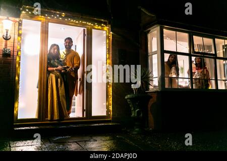 14 novembre 2020. Nikil Kenth avec sa femme Sunie, et sa belle-mère et sœur Deepali et Surbhi, fêtent le dernier jour de Diwali - ou Festival of Light - chez eux à Solihull, West Midlands, Royaume-Uni. En raison des conditions actuelles de confinement de Covid en Angleterre, l'atmosphère normalement sociable et de fête a été sévèrement limitée, et les communautés hindoues du Royaume-Uni sont forcées de célébrer et de payer leurs dévotions chez elles avec leurs bulles familiales. Crédit : Peter Lophan/Alay Live News Banque D'Images