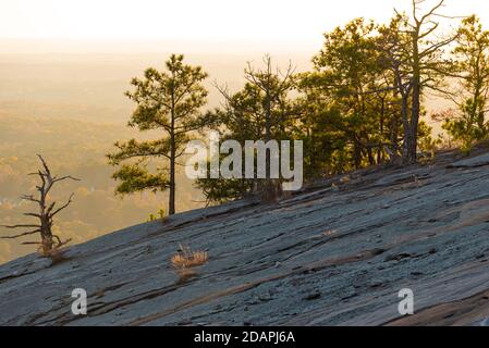 Vue sur le coucher du soleil en automne depuis le sommet de Stone Mountain, juste à l'est d'Atlanta, en Géorgie. (ÉTATS-UNIS) Banque D'Images