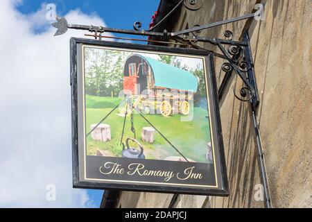 Le panneau Romany Inn, Bridge Street, Bampton, Oxfordshire, Angleterre, Royaume-Uni Banque D'Images