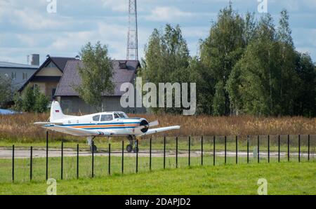 12 septembre 2020, région de Kaluga, Russie. Avion d'entraînement Yak-18T à l'aérodrome d'Oreshkovo. Banque D'Images