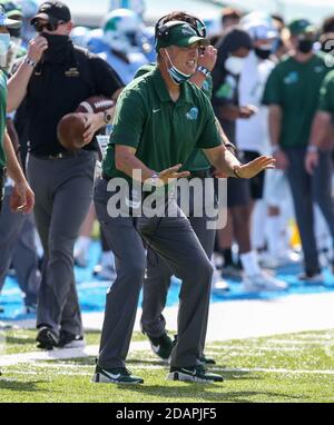 La Nouvelle-Orléans, LOUISIANE, États-Unis. 14 novembre 2020. L'entraîneur-chef de Tulane Willie Fritz signale à sa défense lors du match de football de la NCAA entre la vague verte de Tulane et les Chevaliers noirs de l'Armée au stade Yulman à la Nouvelle-Orléans, EN LOUISIANE. Jonathan Mailhes/CSM/Alamy Live News Banque D'Images