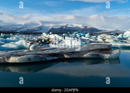 Des formations d'iceberg étonnantes sur le glacier de Jokulsalron, paysage de lagune d'Islande, des terres gelées montrant les changements climatiques Banque D'Images