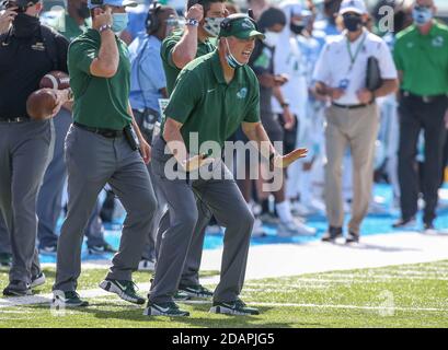 La Nouvelle-Orléans, LOUISIANE, États-Unis. 14 novembre 2020. L'entraîneur-chef de Tulane Willie Fritz signale à sa défense lors du match de football de la NCAA entre la vague verte de Tulane et les Chevaliers noirs de l'Armée au stade Yulman à la Nouvelle-Orléans, EN LOUISIANE. Jonathan Mailhes/CSM/Alamy Live News Banque D'Images