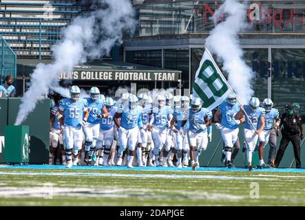 La Nouvelle-Orléans, LOUISIANE, États-Unis. 14 novembre 2020. L'équipe de football de Tulane Green Wave prend le terrain avant le match de football de la NCAA entre la Tulane Green Wave et les Black Knights de l'Armée au stade Yulman à la Nouvelle-Orléans, EN LOUISIANE. Jonathan Mailhes/CSM/Alamy Live News Banque D'Images