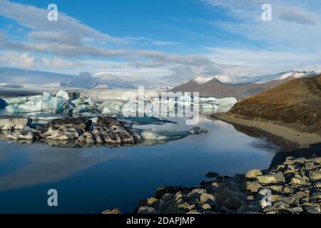 Des formations d'iceberg étonnantes sur le glacier de Jokulsalron, paysage de lagune d'Islande, des terres gelées montrant les changements climatiques Banque D'Images