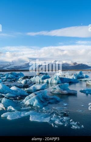 Des formations d'iceberg étonnantes sur le glacier de Jokulsalron, paysage de lagune d'Islande, des terres gelées montrant les changements climatiques Banque D'Images