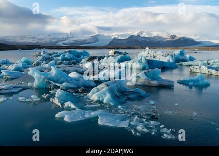 Des formations d'iceberg étonnantes sur le glacier de Jokulsalron, paysage de lagune d'Islande, des terres gelées montrant les changements climatiques Banque D'Images