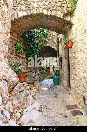 Allée pittoresque dans le village de Peillon sur la Côte d'azur. Banque D'Images