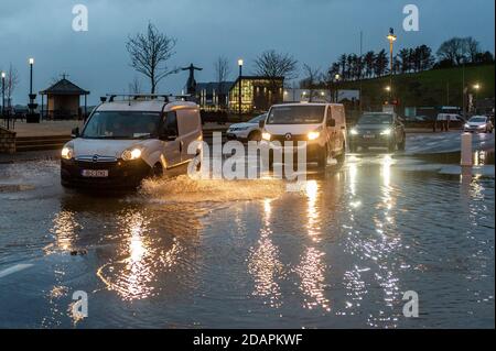 Bantry, West Cork, Irlande. 14 novembre 2020. La ville de Bantry s'est encore inondée ce soir après une journée de pluie. La route de la place de la ville a été inondée en raison de la quantité de pluie, ce qui a provoqué l'élévation du tarmac. Crédit : AG News/Alay Live News Banque D'Images