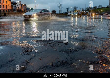 Bantry, West Cork, Irlande. 14 novembre 2020. La ville de Bantry s'est encore inondée ce soir après une journée de pluie. La route de la place de la ville a été inondée en raison de la quantité de pluie, ce qui a provoqué l'élévation du tarmac. Crédit : AG News/Alay Live News Banque D'Images